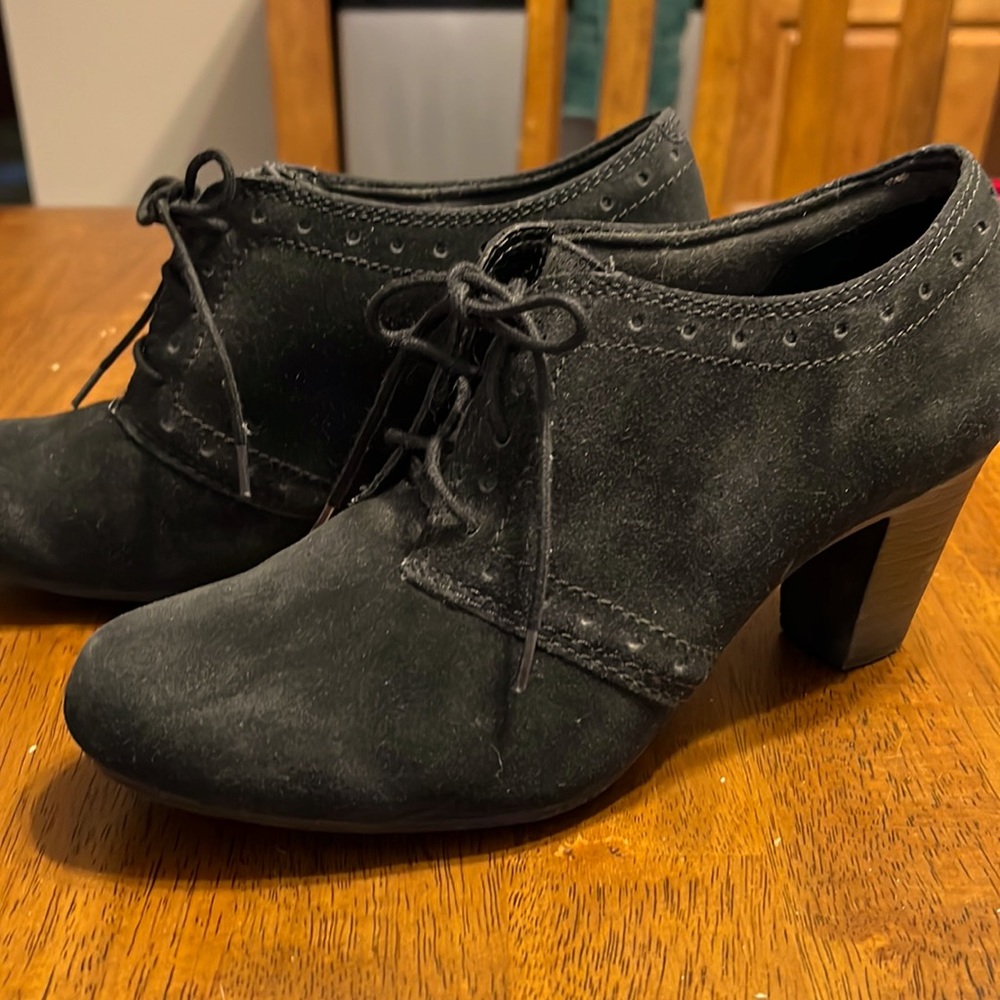 Clarks women’s bendable shooter black suede 9M